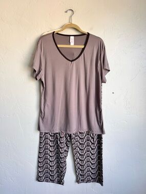 Mayfair Women's Soft V-Neck Pajama Set Gray Black Floral Size 1X EUC